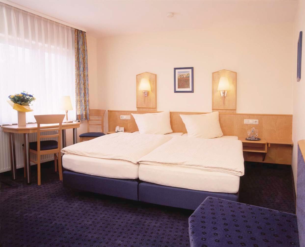 Hotel Sauer Garni นอยอีเซินบวร์ก ภายนอก รูปภาพ
