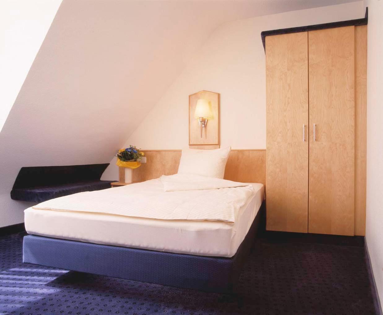 Hotel Sauer Garni นอยอีเซินบวร์ก ภายนอก รูปภาพ